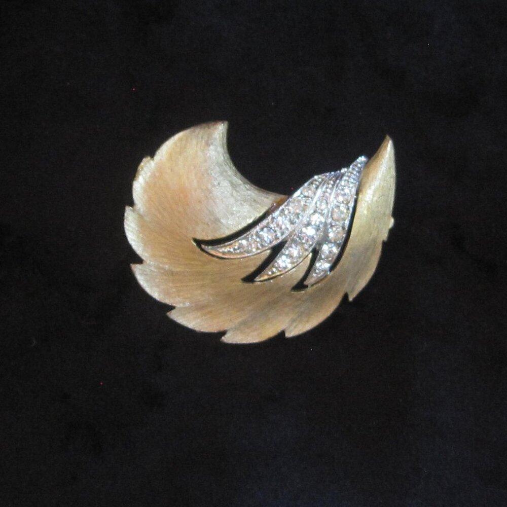 Vtg Signed JJ Jonette Brushed Gold Plated Clear Rhinestone Leaf Pin Brooch MCM